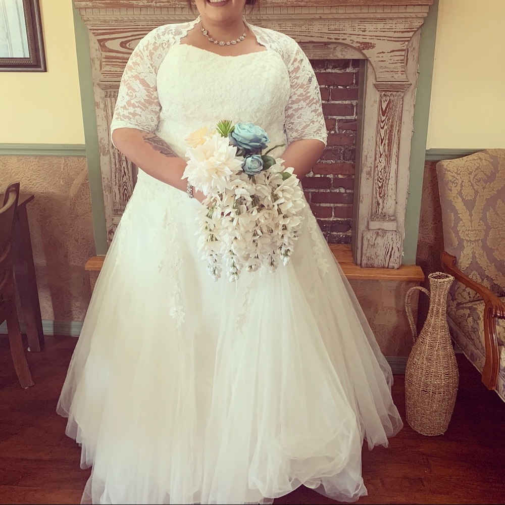 David’s Bridal Plus Gown **Crinoline & Bolero included (not sold separately sry)
